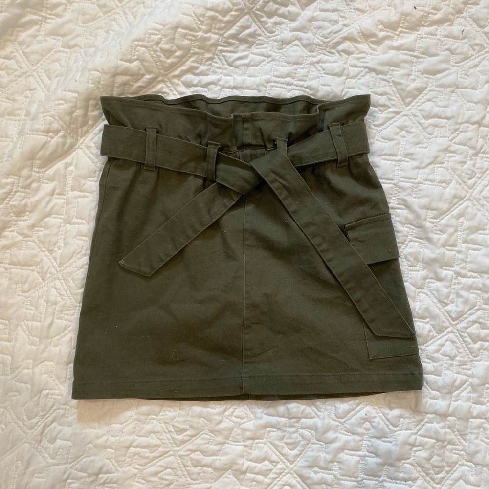 Cute skirt! Great for when your feeling fancy!! Denim green.